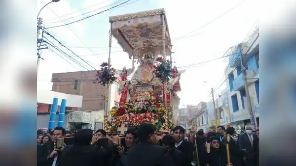 Procesión de la Virgen de la Candelaria fue con retraso por incidentes en plaza de Armas de Puno