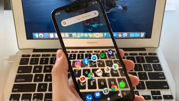 ¿Por qué no debes utilizar el truco que hace transparente la pantalla de tu teléfono?