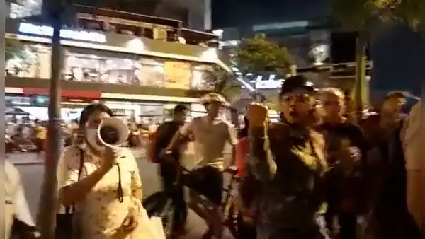 Grupo La Resistencia ataca a manifestantes en parque Kennedy