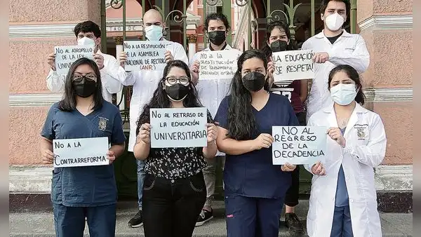 Cancelan licenciamiento de carreras de Medicina por la contrarreforma del Congreso