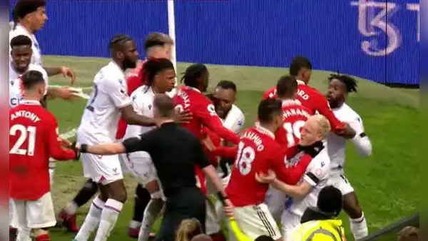 Casemiro ahorcó a un rival en pleno partido y recibió la tarjeta roja tras revisión en el VAR