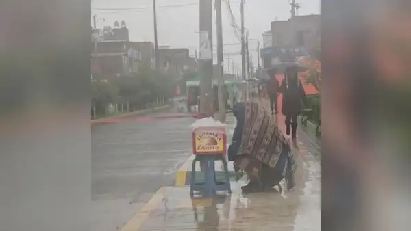 Mujer continúa con venta de salteñas a pesar de la intensa lluvia en Puno