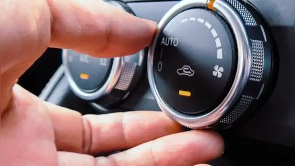 ¿Qué significa y para qué sirve la flecha dentro de un carro en el sistema de aire acondicionado?