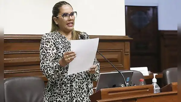 Digna Calle: "La inmadurez de la extrema derecha y la izquierda radical nos está llevando al abismo como país"