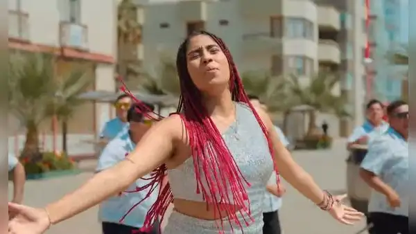 Azucena Calvay lanza videoclip oficial de su mejor éxito musical "Dejar de amarte"