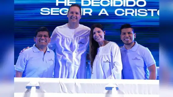 Expresidente del Congreso Daniel Salaverry fue bautizado en iglesia cristiana de Trujillo