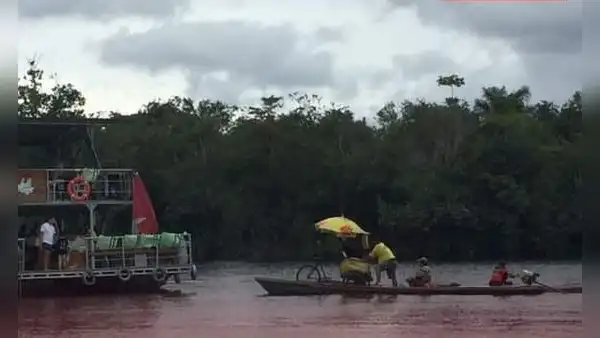 Captan a heladero vendiendo sus productos en medio de un lago en Iquitos