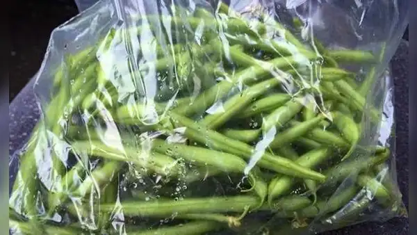 ¿Por qué no es recomendable guardar las verduras en bolsas de plástico dentro del refrigerador?