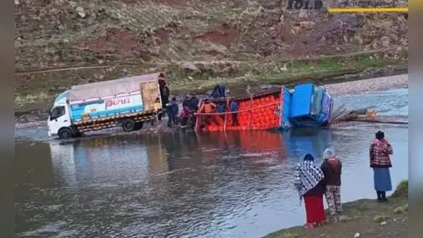 Camión repleto de balones de gas cae a río de San Antón en Puno