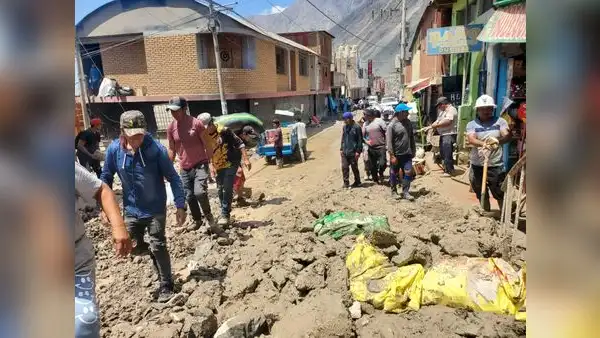 Mineros retornan a sus pueblos de origen tras perderlo todo en el huaico registrado en Arequipa