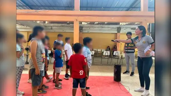 Policías ejecutan operaciones psicológicas antiterroristas con niños de colegio de asentamiento humano