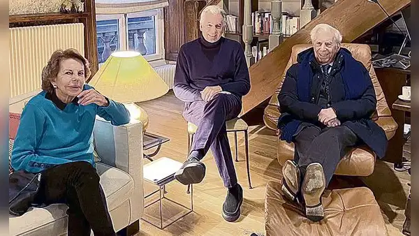 Mario Vargas Llosa en París con sus hijos y Patricia