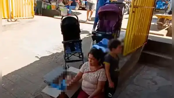 Bebé que dormía en cartón recibió cochecitos de mujeres solidarias en Tarapoto