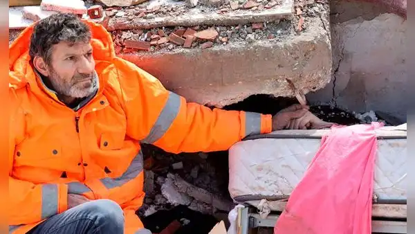 Terremoto en Turquía: padre se niega a soltar la mano de su hija muerta bajo escombros