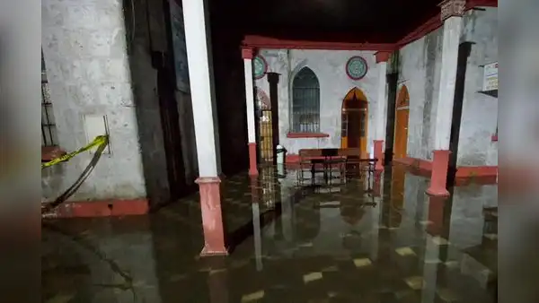 Ambientes del Hospital Goyeneche quedaron inundados tras intensa lluvia en Arequipa