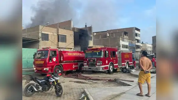 Chiclayo: incendio de grandes proporciones consumió taller mecánico y afectó a 3 vehículos