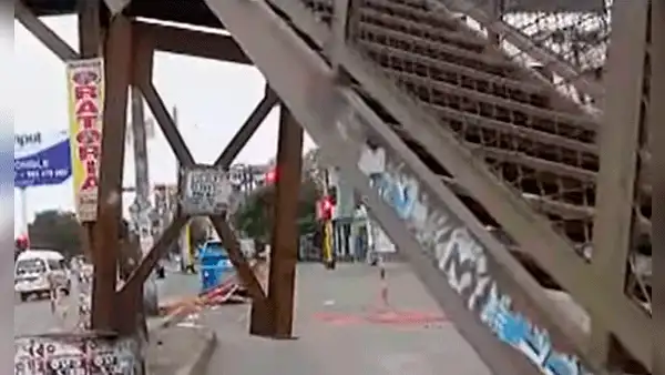 Comas: puente peatonal se desprendió de su base y preocupa a vecinos ante posible caída