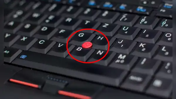 ¿Qué es el punto rojo que se encuentra en el teclado de muchas laptops y para qué sirve?