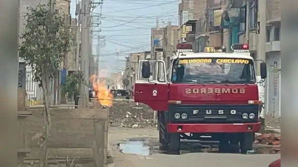 Se incendia tubería de gas natural en Chiclayo y decenas de familias son evacuadas de sus viviendas