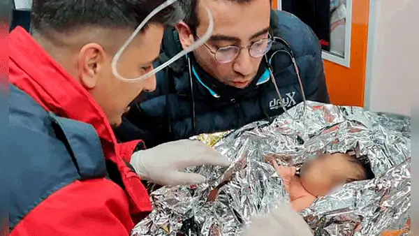 Recién nacido y su madre son rescatados tras estar 4 días bajo los escombros por siniestro en Turquía