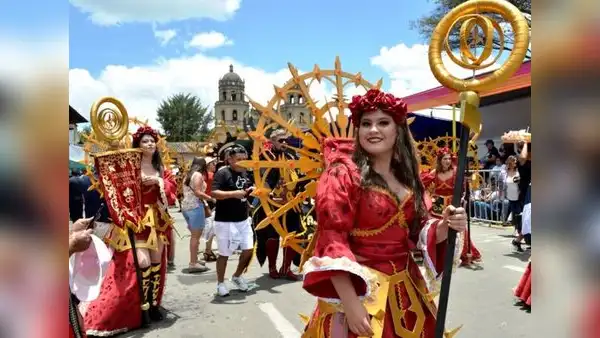 Se corona como reina del carnaval de Cajamarca la hermana gemela de la ganadora del 2022
