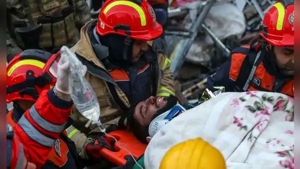 “¡Dios es grande!”: sacan vivos a 5 miembros de una familia tras 129 horas atrapados bajos los escombros