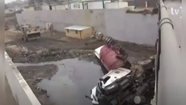 Tráiler cayó en puente Huaycoloro: video muestra cómo sucedió el accidente