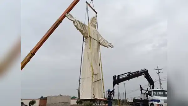 Estatua gigante decapitada de Cristo fue restaurada y reinstalada en Chiclayo