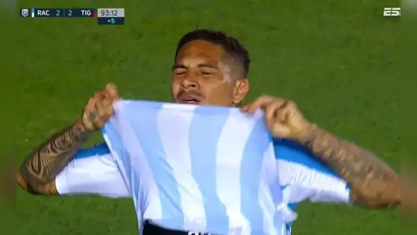 Paolo Guerrero anotó en su debut con Racing, pero se lo anularon por ayudarse con la mano