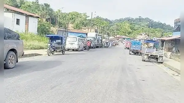 Policía libera vías tomadas por manifestantes en Madre de Dios