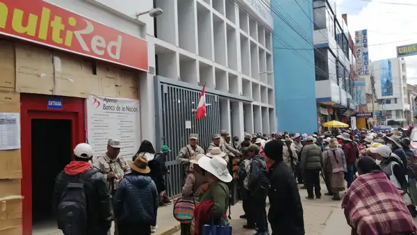 Puno: reportan desabastecimiento de dinero en el Banco de la Nación en Juliaca