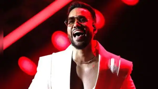 Romeo Santos sorprende al público cantando "Ella y yo" con un fan en el Estadio Nacional
