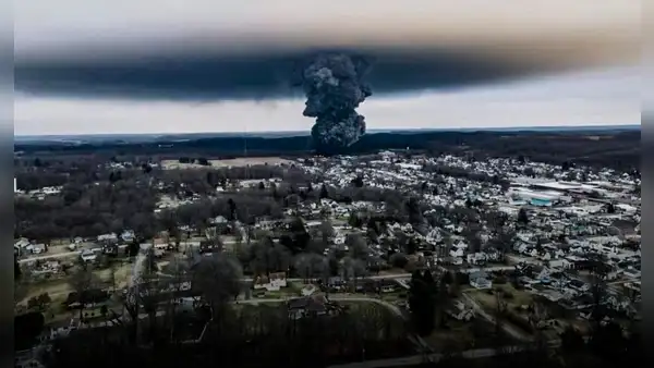 Catástrofe en EE. UU.: tren con químicos genera desastre ambiental tras descarrilarse en Ohio