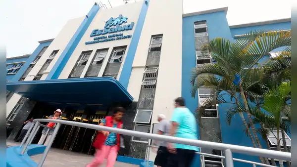 Si me mudo a otro distrito, ¿es necesario cambiar mi centro de Essalud y cómo puedo hacerlo?