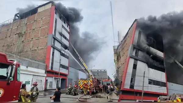 Incendio en La Victoria: Bomberos lograron confinar siniestro en almacén textil cerca a Gamarra