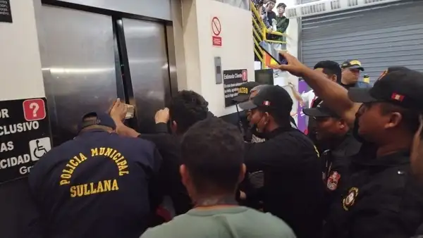 6 menores fueron tras estar casi 1 hora encerrados en ascensor de Plaza Vea en Piura