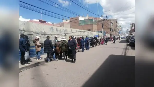 Puno: ciudadanos forman largas colas en Banco de la Nación tras restablecimiento de retiros en Juliaca