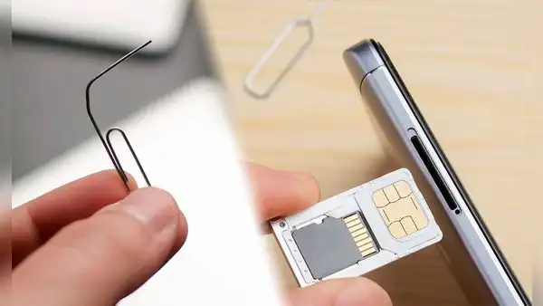 ¿Qué pasa si introduces un clip en el agujero de la parte lateral de tu teléfono? Te explicamos