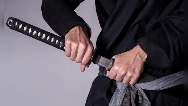 “Quería asustarlo”: padre saca su katana para que su hijo estudiara más y lo mata por error