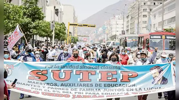 Casi 70.000 docentes reclaman por demora de bono de S/950