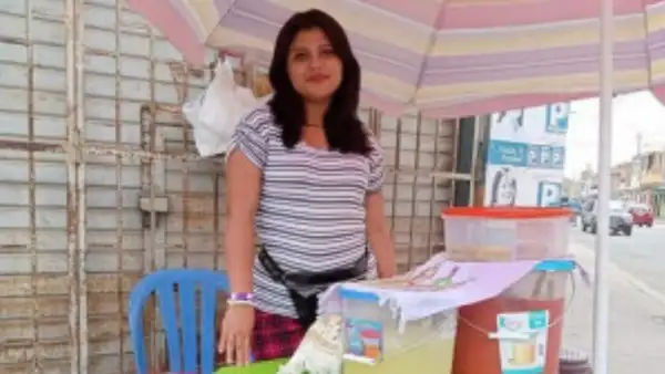 Joven trabaja en la calle vendiendo bebidas para costear sus estudios universitarios en Piura