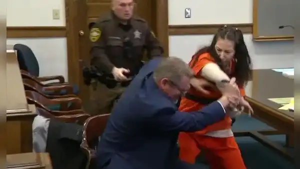 Estados Unidos: mujer acusada de haber asesinado a su novio atacó a su abogado en plena audiencia