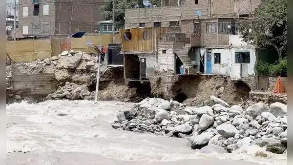 En Lima, 1.200 viviendas están en riesgo por desbordes de ríos