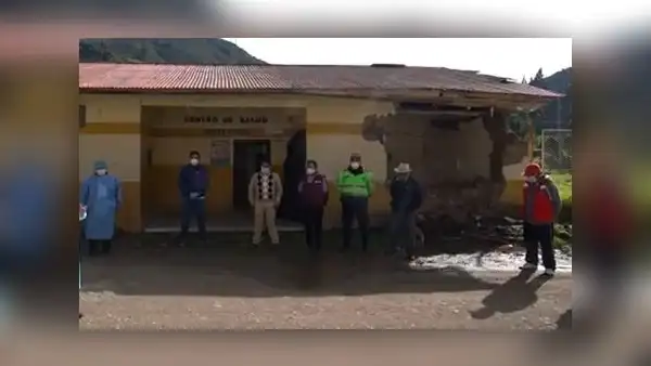Ante el colapso de un centro de salud los pacientes son atendidos a la intemperie en Apurímac