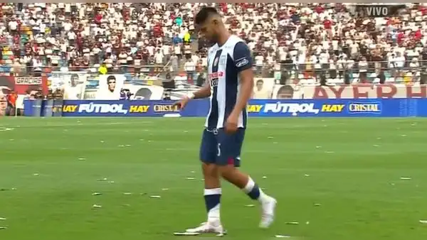 Carlos Zambrano realizó un gesto provocador hacia los hinchas de la 'U' tras ser expulsado