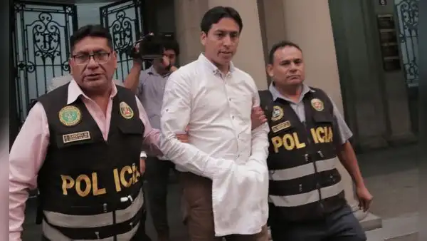 Freddy Díaz es trasladado enmarrocado a carceleta del Poder Judicial