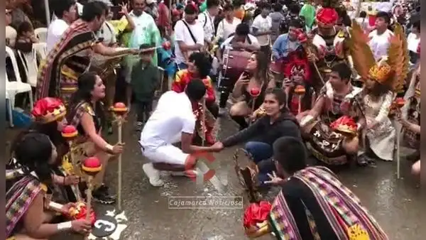 "Hermoso detalle": la propuesta de matrimonio que conmovió a los asistentes en el carnaval de Cajamarca