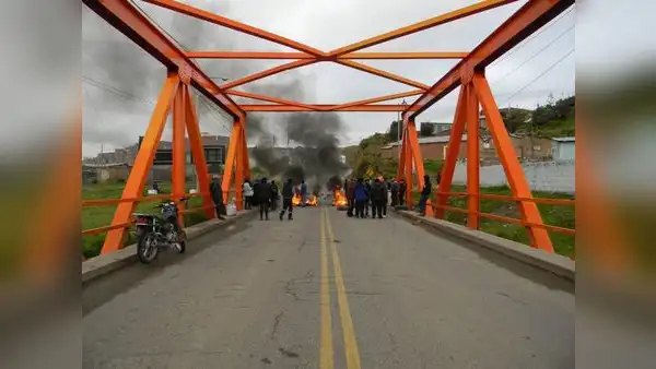Manifestantes contra el Gobierno de Dina Boluarte cierran el puente internacional de Ilave en Puno