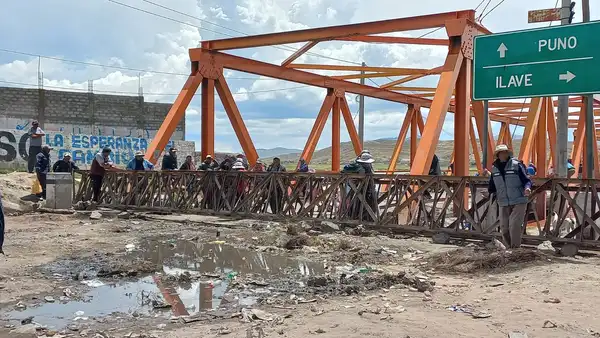 Aimaras cerraron puente de Ilave con nueva infraestructura de fierro en rechazo al Ejército