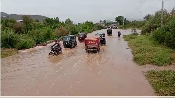 Lluvias intensas causan desborde de quebrada en Lambayeque